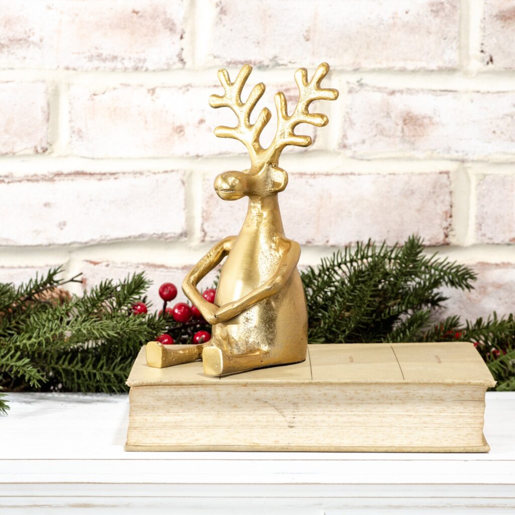PDDE2405 Gold Sitting Holding Hands Reindeer