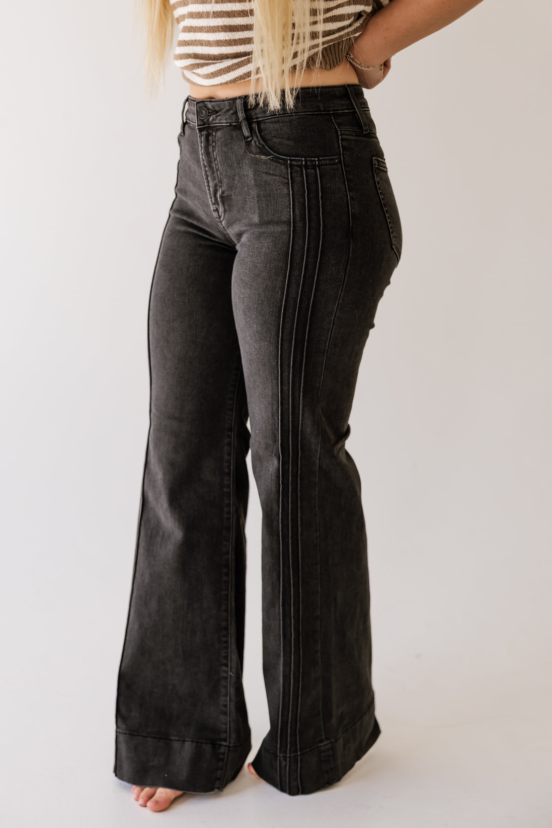 Happi Mid Rise Pintuck Flare Jean | Charcoal