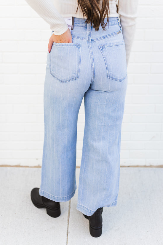 Load image into Gallery viewer, Paulina 90s Wide Leg Jean Light Blue
